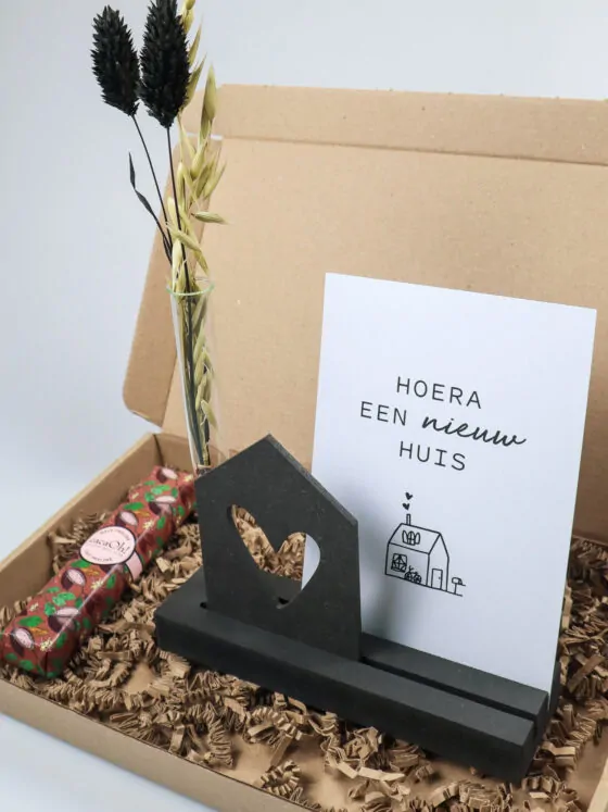 Brievenbus cadeau nieuw huis – Kaarthouder met vaasje & chocolade
