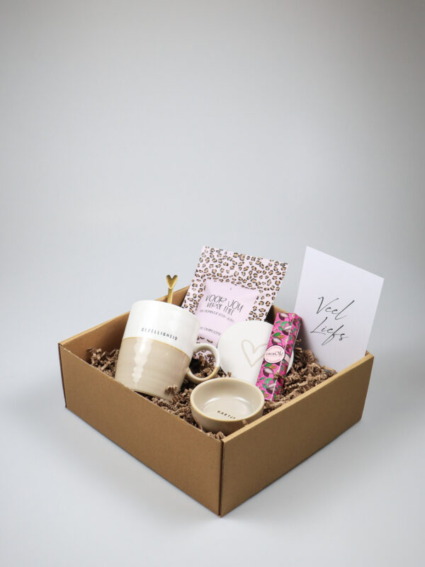 theemok met dipschaaltje, thee zak en chocolade-4 Cadeaupakket veel liefs van Zusss