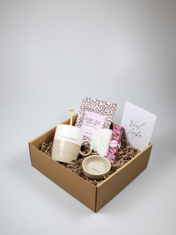 theemok met dipschaaltje, thee zak en chocolade-5 Cadeaupakket veel liefs van Zusss