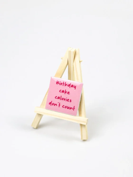 Magneet tegeltje - Birthday cake calories (Excl. houten ezel)