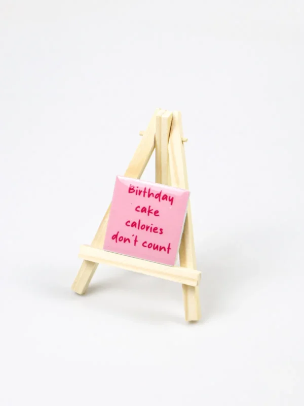 Magneet tegeltje - Birthday cake calories (Excl. houten ezel)