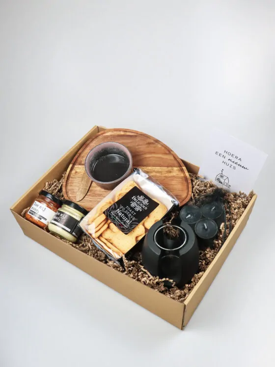 Cadeaupakket Nieuw Huis met Serveerplank en Borrelproducten Cadeaupakket Nieuw Huis met Serveerplank en Borrelproducten