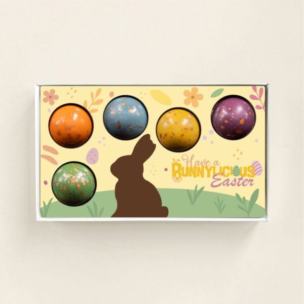 Chocolade Bonbons Pasen in rode geschenkdoos