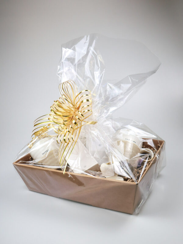 Cadeauschaal met Zusss mokken, chocola en kaarsen