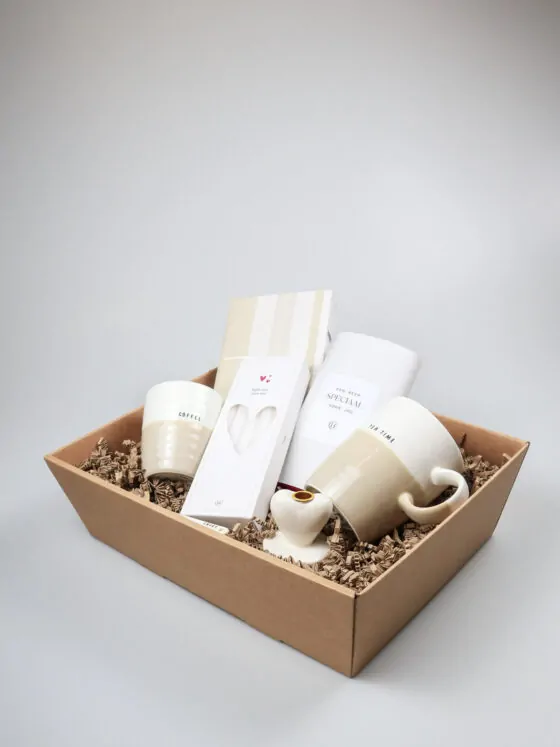 Cadeauschaal met Zusss mokken, chocola en kaarsen Cadeauschaal met Zusss mokken, chocola en kaarsen