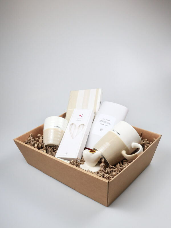 Cadeauschaal met Zusss mokken, chocola en kaarsen