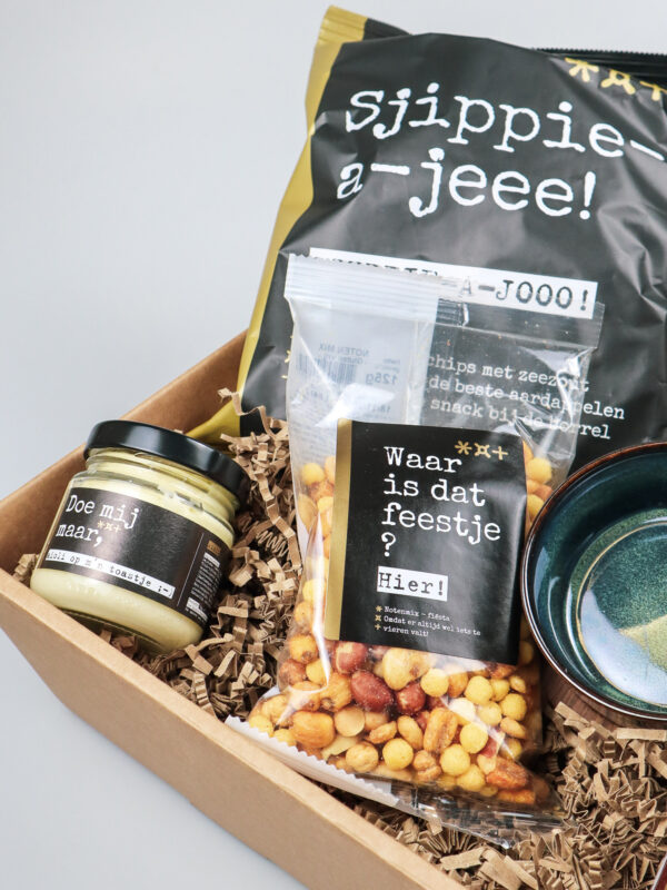 Cadeauschaal alcoholvrij borrelpakket met chips en dips