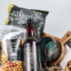 Cadeauschaal borrel pakket met bier, chips en dips
