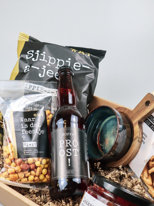 Cadeauschaal borrel pakket met bier, chips en dips