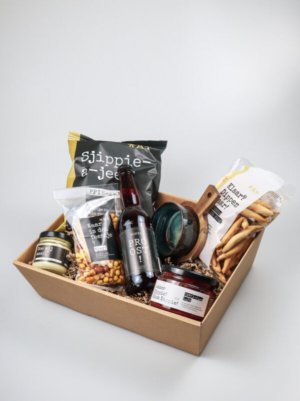 Cadeauschaal borrel pakket met bier, chips en dips