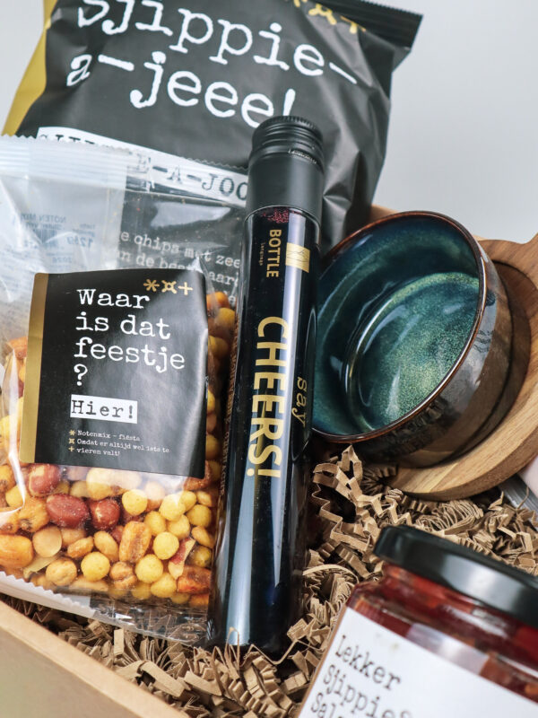 Cadeauschaal borrel pakket met wijn, chips en dips