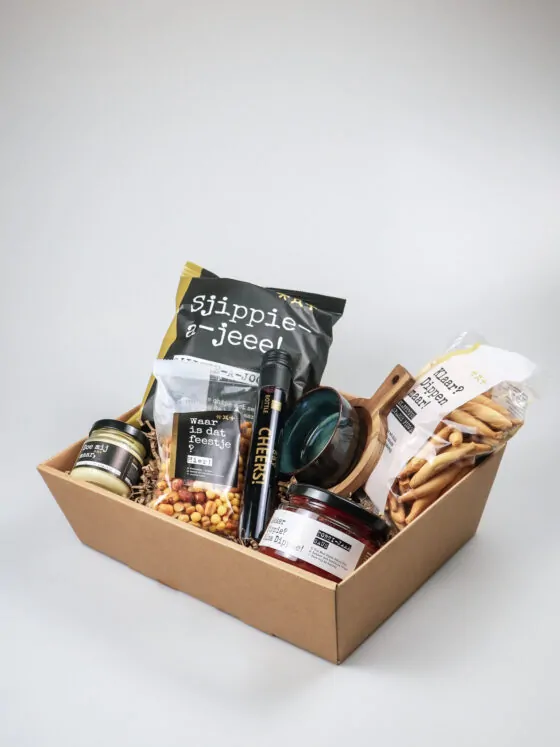 Cadeauschaal borrel pakket met wijn, chips en dips Cadeauschaal borrel pakket met wijn, chips en dips