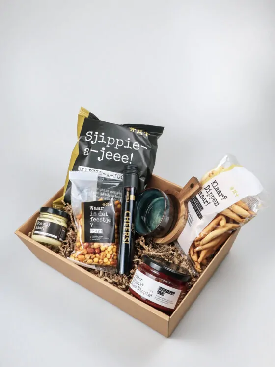 Cadeauschaal borrel pakket met wijn, chips en dips