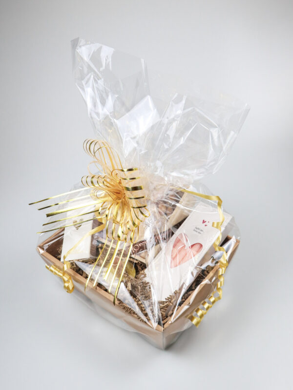 Cadeauschaal met chocoladehamer, kandelaar en kaarsen Cadeauschaal met chocoladehamer, kandelaar en kaarsen