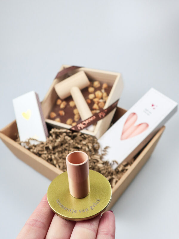 Cadeauschaal met chocoladehamer, kandelaar en kaarsen Cadeauschaal met chocoladehamer, kandelaar en kaarsen