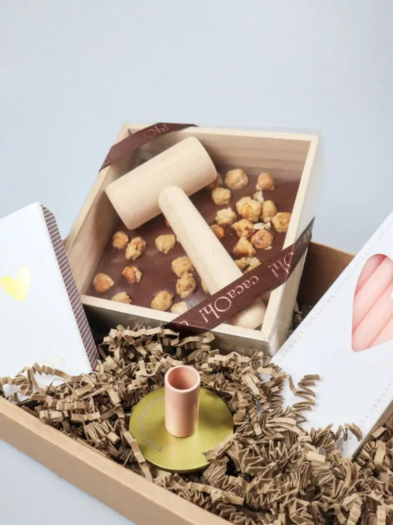 Cadeauschaal met chocoladehamer, kandelaar en kaarsen