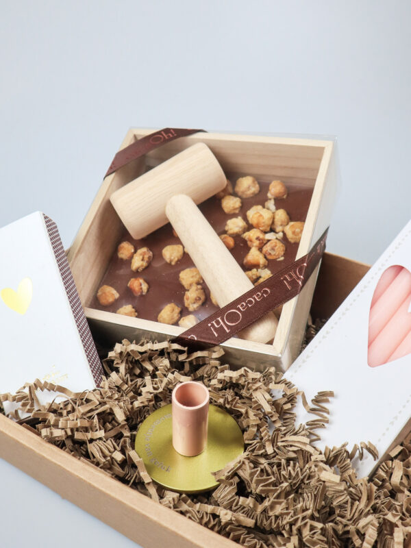 Cadeauschaal met chocoladehamer, kandelaar en kaarsen Cadeauschaal met chocoladehamer, kandelaar en kaarsen