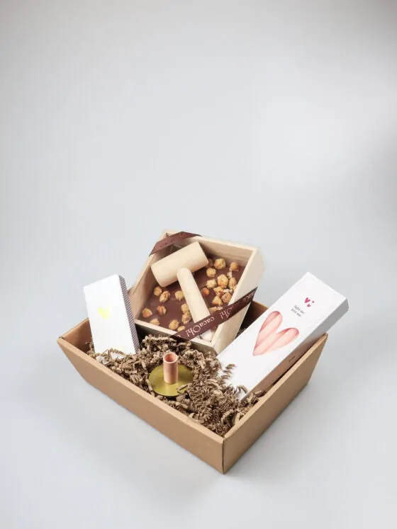 Cadeauschaal met chocoladehamer, kandelaar en kaarsen Cadeauschaal met chocoladehamer, kandelaar en kaarsen