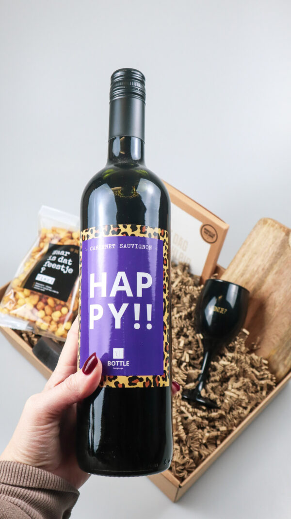 Cadeauschaal Happy met wijn, sojakaars en serveerplankje Cadeauschaal Happy met wijn, sojakaars en serveerplankje