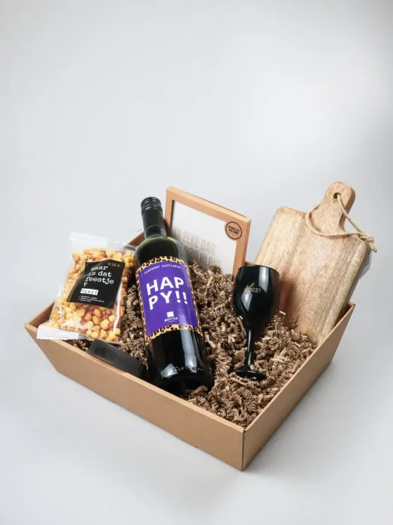Cadeauschaal Happy met wijn, sojakaars en serveerplankje Cadeauschaal Happy met wijn, sojakaars en serveerplankje