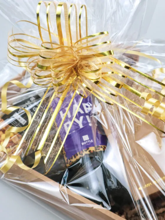 Cadeauschaal Happy met wijn, sojakaars en serveerplankje