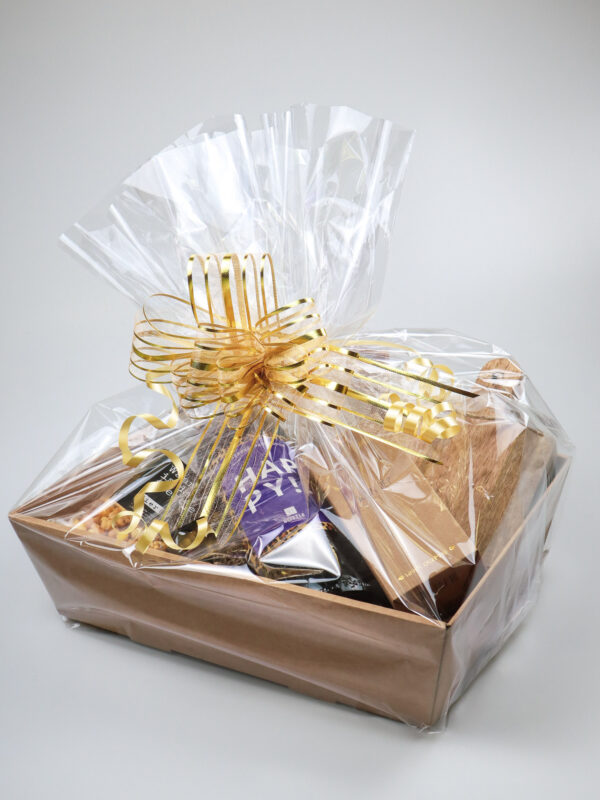 Cadeauschaal Happy met wijn, sojakaars en serveerplankje Cadeauschaal Happy met wijn, sojakaars en serveerplankje