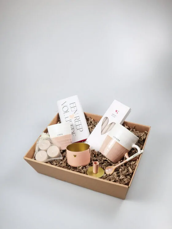 Cadeauschaal veel liefs met Zusss mokken en kaarsen Cadeauschaal veel liefs met Zusss mokken en kaarsen