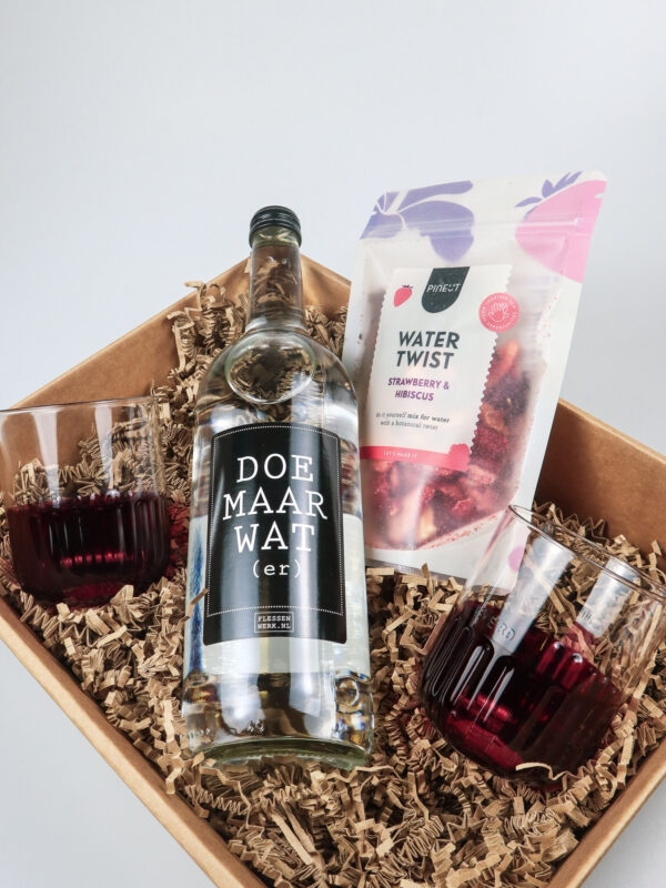 Cadeauschaal doe maar water met glazen en watertwist Cadeauschaal doe maar water met glazen en watertwist