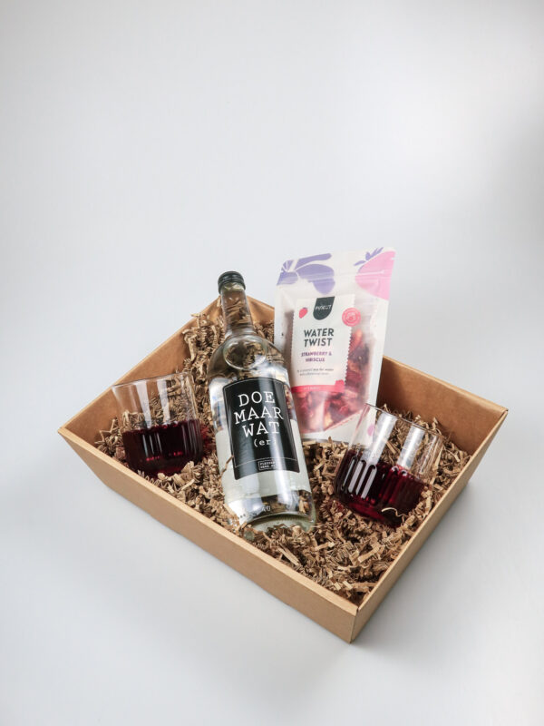 Cadeauschaal doe maar water met glazen en watertwist Cadeauschaal doe maar water met glazen en watertwist