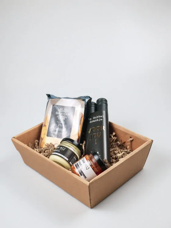 Cadeauschaal borrel pakket met dubbel wijn en hapjes Cadeauschaal borrel pakket met dubbel wijn en hapjes