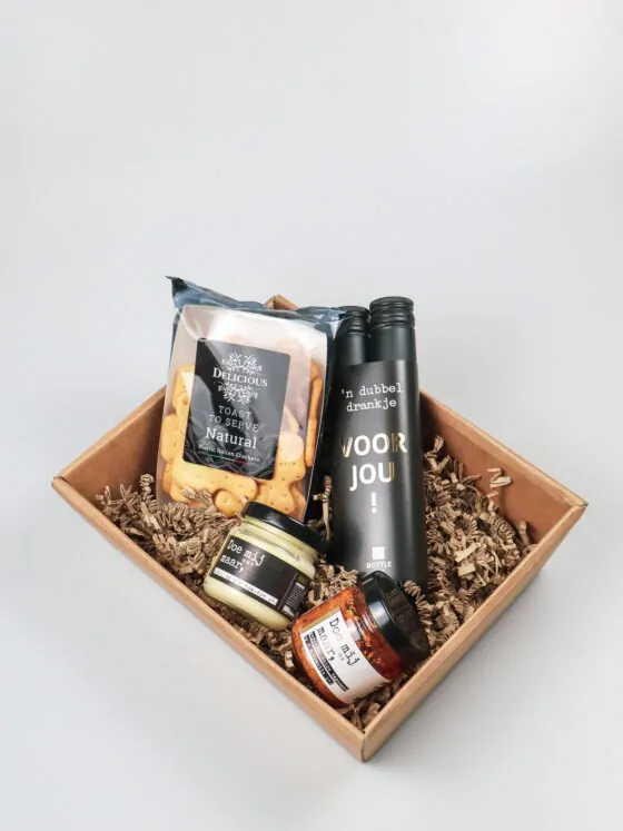 Cadeauschaal borrel pakket met dubbel wijn en hapjes
