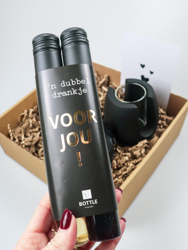 Cadeaupakket met Wijn, Theelichthouder en Sfeervolle Kaarsen Cadeaupakket met Wijn, Theelichthouder en Sfeervolle Kaarsen