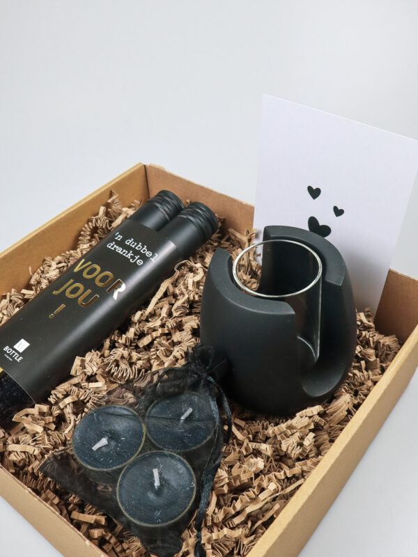 Cadeaupakket met Wijn, Theelichthouder en Sfeervolle Kaarsen Cadeaupakket met Wijn, Theelichthouder en Sfeervolle Kaarsen