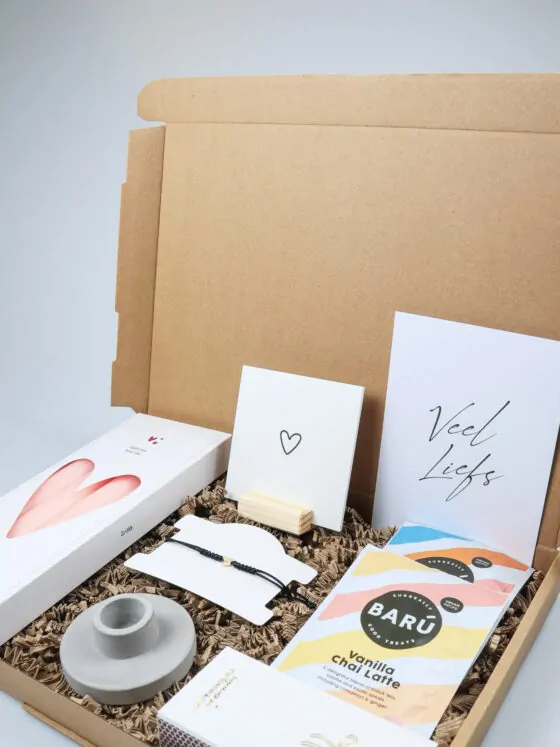 Brievenbuscadeau veel liefs met Zusss kaarsen, BARÚ en armbandje