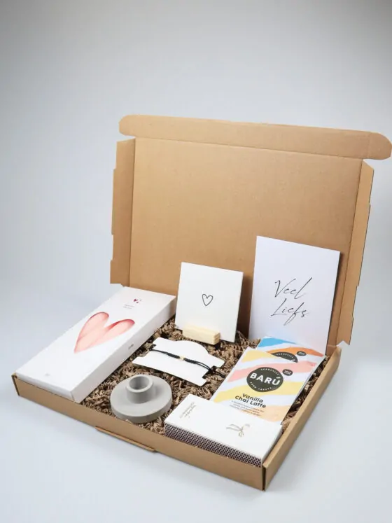 Brievenbuscadeau veel liefs met Zusss kaarsen, BARÚ en armbandje