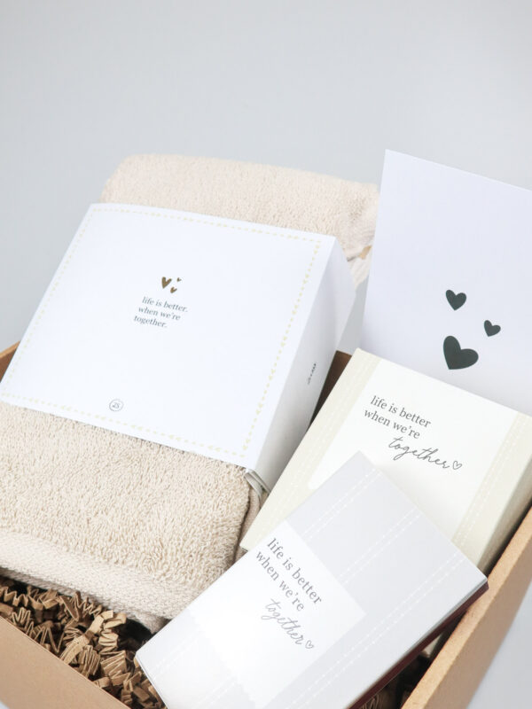 Cadeaupakket Zusss Better Together met keukendoeken en kaars Cadeaupakket Zusss Better Together met keukendoeken en kaars