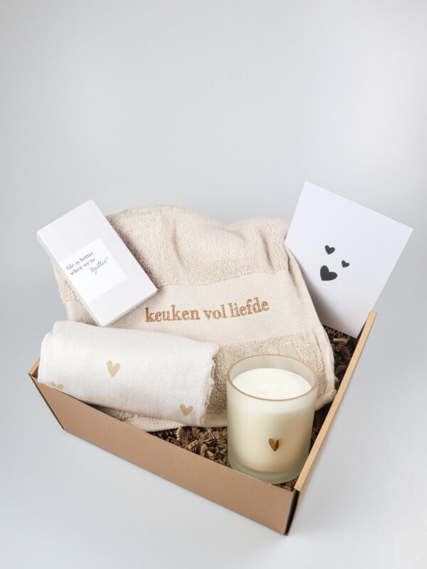 Cadeaupakket Zusss Better Together met keukendoeken en kaars Cadeaupakket Zusss Better Together met keukendoeken en kaars