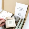 Brievenbus cadeau nieuw huis – geurzakje, kaarsen & deco frame