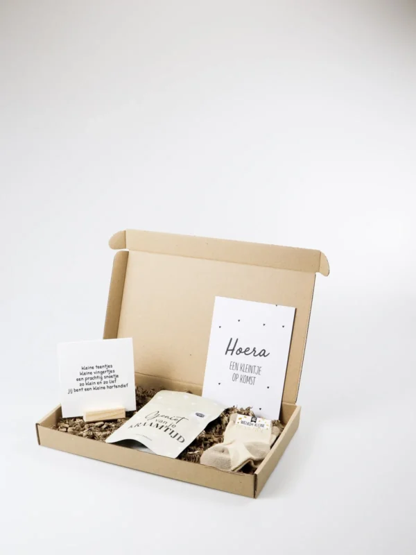 Brievenbus cadeau baby op komst – babysokjes, badzout & quote blockie