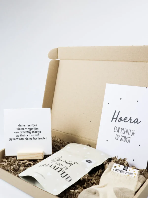 Brievenbus cadeau baby op komst – babysokjes, badzout & quote blockie
