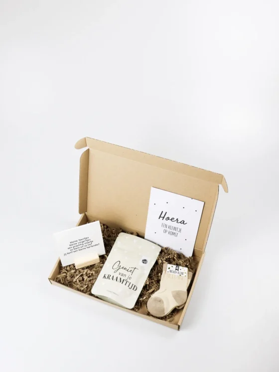 Brievenbus cadeau baby op komst – babysokjes, badzout & quote blockie