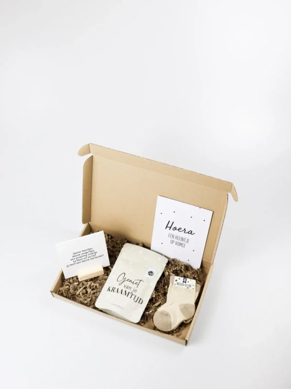 Brievenbus cadeau baby op komst – babysokjes, badzout & quote blockie