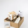 Cadeaupakket hoera een jongen – Jollein activiteitenkubus, baby douchegel & quote blockie
