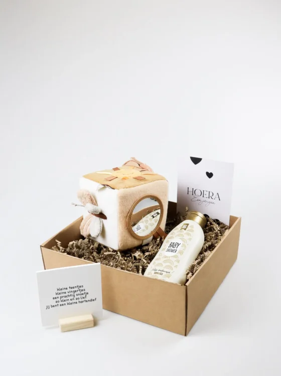 Cadeaupakket hoera een jongen – Jollein activiteitenkubus, baby douchegel & quote blockie