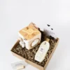Cadeaupakket hoera een jongen – Jollein activiteitenkubus, baby douchegel & quote blockie