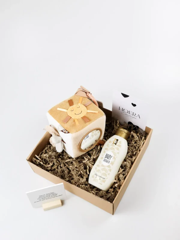 Cadeaupakket hoera een jongen – Jollein activiteitenkubus, baby douchegel & quote blockie