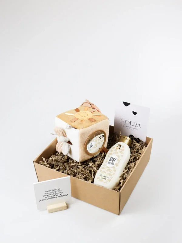 Cadeaupakket hoera een jongen – Jollein activiteitenkubus, baby douchegel & quote blockie