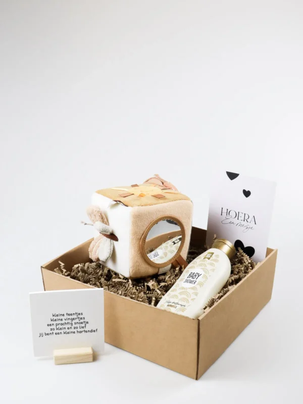 Cadeaupakket hoera een meisje – Jollein activiteitenkubus, baby douchegel & quote blockie