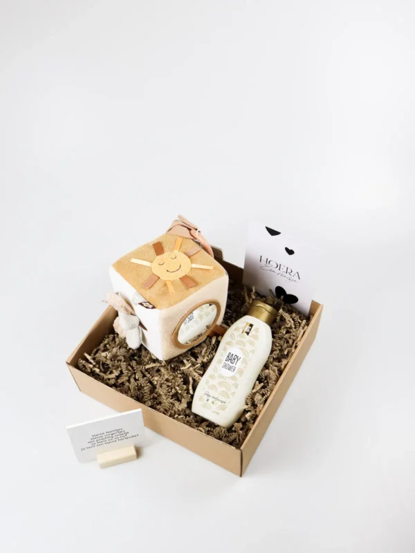Cadeaupakket hoera een meisje – Jollein activiteitenkubus, baby douchegel & quote blockie