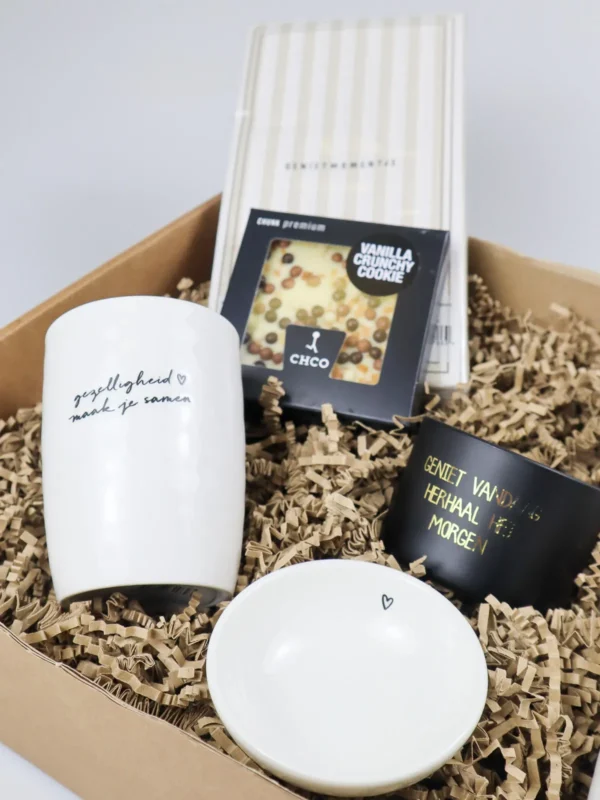 Cadeaupakket genietmoment – Zusss mokken, kaars & lekkernijen